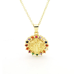 Détail de collier doré avec pendentif religieux et pierres de zircon colorées