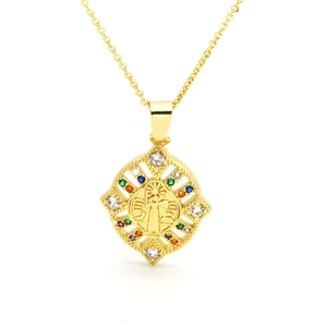 Collier médaille dorée avec zircons colorés et relief religieux de style bohème chic