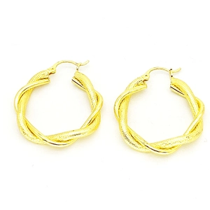 Vue détaillée des boucles d'oreilles créoles torsadées plaquées or 18k avec fini mat