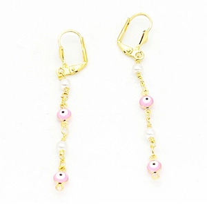 Detalle de pendientes chapados en oro 18k con ojo turco rosa y perlas blancas