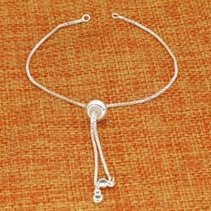 Bracelet chaîne boîte argentée ajustable avec fermoir coulissant et zircons sur maille