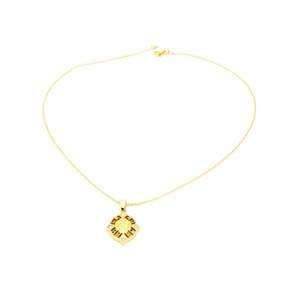 Détail d'un collier doré avec pendentif Marie et zircons colorés sertis