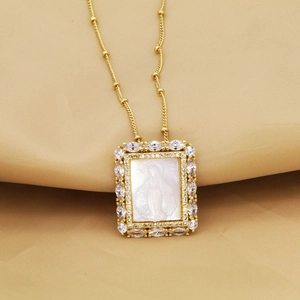 Collier doré vintage avec pendentif carré en nacre, motif Marie et zircons brillants