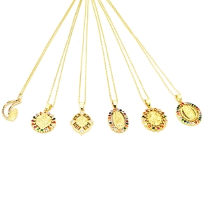 Vue détaillée de colliers dorés avec pendentifs religieux de la Vierge Marie en zircon