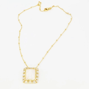 Détails du pendentif vintage Marie en or avec cristaux marquises et zircons brillants