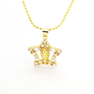 Collana a stella dorata con rilievo della Vergine Maria e zirconi lucidi su sfondo bianco