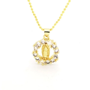 Dettaglio della collana con pendente Maria in oro e pietre di zircone cubico brillanti
