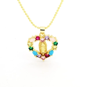 Dettaglio collana cuore dorato con rilievo della Vergine Maria e gemme colorate