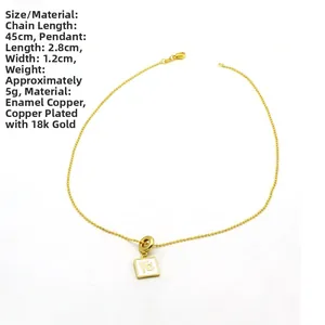 Vue détaillée du pendentif carré doré Fe avec dimensions et placage en or 18 carats