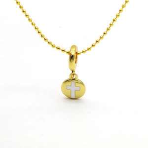 Collier chaîne à billes dorée avec pendentif croix classique sur fond blanc épuré