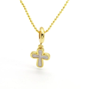Détail d'un collier à billes dorées avec pendentif croix en émail blanc pour femme