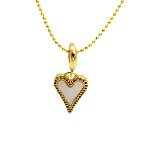 Détail du collier cœur doré orné de nacre et serti de petits cristaux noirs