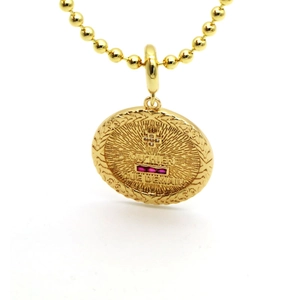 Collier médaille vintage avec zircons rouges et croix, lettrage Qu Hier Que Demain