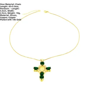 Detail von Goldkreuz Anhänger mit grünen Steinen und Mariengravur an feiner Kette