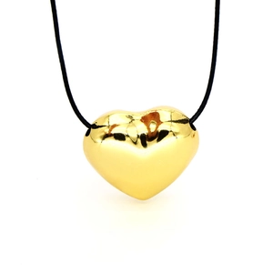 Colgante de corazón dorado pulido en cordón negro minimalista para un estilo chic