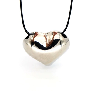 Collar con colgante de corazón de plata pulida en un cordón negro minimalista