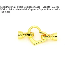 Dettaglio della chiusura per collana a cuore placcata oro 18k, lunga 3,3 cm e larga 1,4 cm