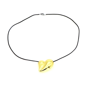 Collar minimalista con colgante de corazón dorado y cordón negro en fondo blanco