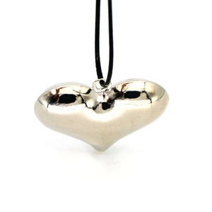 Collar de mujer con colgante de corazón de plata pulida y cordón negro minimalista
