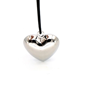 Colgante de corazón plateado pulido en un collar de cordón negro minimalista