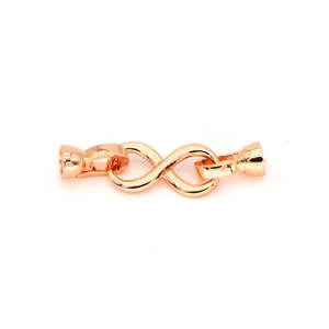Dettaglio macro della chiusura a infinito in oro rosa per la creazione di collane fai da te