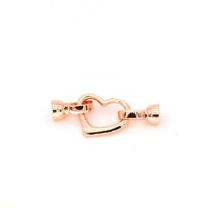 Dettaglio macro della chiusura per collana a cuore in oro rosa 18k per gioielli fai da te