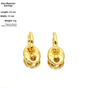 Detailansicht goldene Schweinenase-Ohrringe mit Maßen 2.1cm mal 1.1cm und 18k Goldauflage