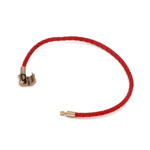 Bracelet en cuir tressé rouge avec fermoir magnétique doré sur fond blanc pur