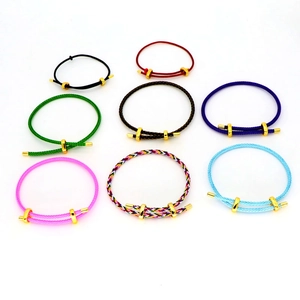Verstellbare bunte geflochtene Armbänder mit goldenen Metallperlen und Schiebeknoten