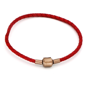 Bracelet en cuir tressé rouge avec fermoir magnétique doré mat sur fond blanc