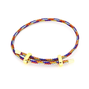 Nahaufnahme von mehrfarbigem geflochtenem Armband mit verstellbarem goldenem Schiebeverschluss