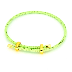 Detailansicht eines neongrünen geflochtenen Armbands mit verstellbaren Goldmetallschnallen