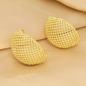 Pendientes dorados de media luna con textura de malla de cuentas en seda beige