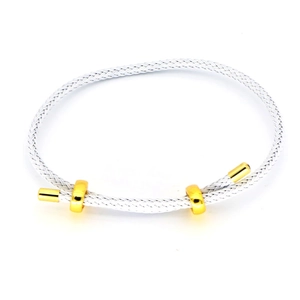 Detail eines verstellbaren weiß geflochtenen Armbands mit drei polierten Goldperlen