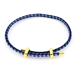 Detail eines verstellbaren geflochtenen Armbands in Blau und Lila mit goldenen Gleitschnallen