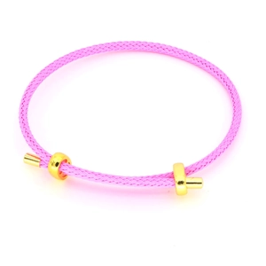 Detailansicht eines rosa geflochtenen Armbands mit verstellbarem goldenem Metallverschluss