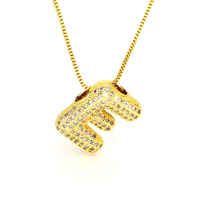 Detailansicht der goldenen Box-Kette und Buchstabe E Anhänger mit Zirkonia-Mikropavé