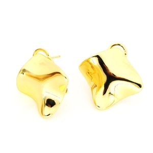 Detalle macro de pendientes geométricos de gota con textura de onda metálica dorada