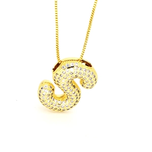 Nahaufnahme der goldenen S-Buchstabenkette mit glitzernden Micro-Pavé Zirkonia Details