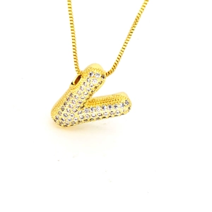 Detail der goldenen Buchstabe-L-Kette mit Zirkonia-Besatz und feiner Box-Halskette