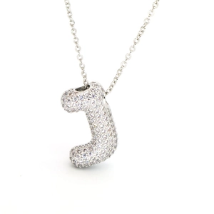 Vista detallada del collar con colgante letra J de plata con piedras de circonita cúbica
