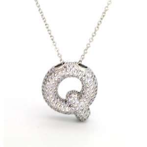 Primer plano del colgante letra Q de plata con pavé de circonitas blancas brillantes