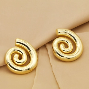 Detailansicht goldener Spiralohrringe mit poliertem Finish auf Seidenstoff