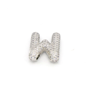 Primer plano del colgante letra W de plata con pavé de circonitas brillantes
