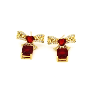 Elegante goldene Schleifenohrringe mit roten Herzsteinen und weißen Strasssteinen