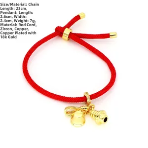 Détail du bracelet en corde rouge de 23cm avec pendentifs zircons dorés à l'or 18k