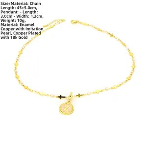 Détail du collier avec pendentif lettre Z, chaîne croix dorée et perles d'imitation