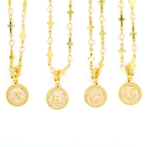 Collier Pendentif Lettre en Cuivre Plaqué Or 18K pour Femme Médaillon Rond en Émail Rose Avec Künstliche Perle d'Imitation et Croix Bijoux