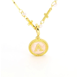 Collier en or avec perles roses, charms croix et pendentif rond avec la lettre A