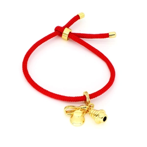 Bracelet cordon tressé rouge avec pendentifs dorés et fermoir à nœud coulissant réglable